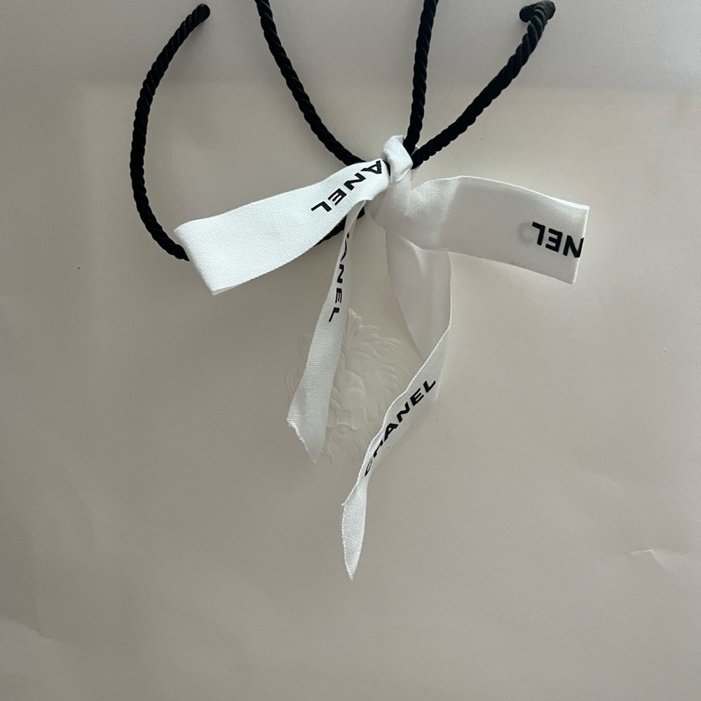 CHANEL Black hardcover coffee table book White soft  book. 10 friendship cards - Picture 15 of 16